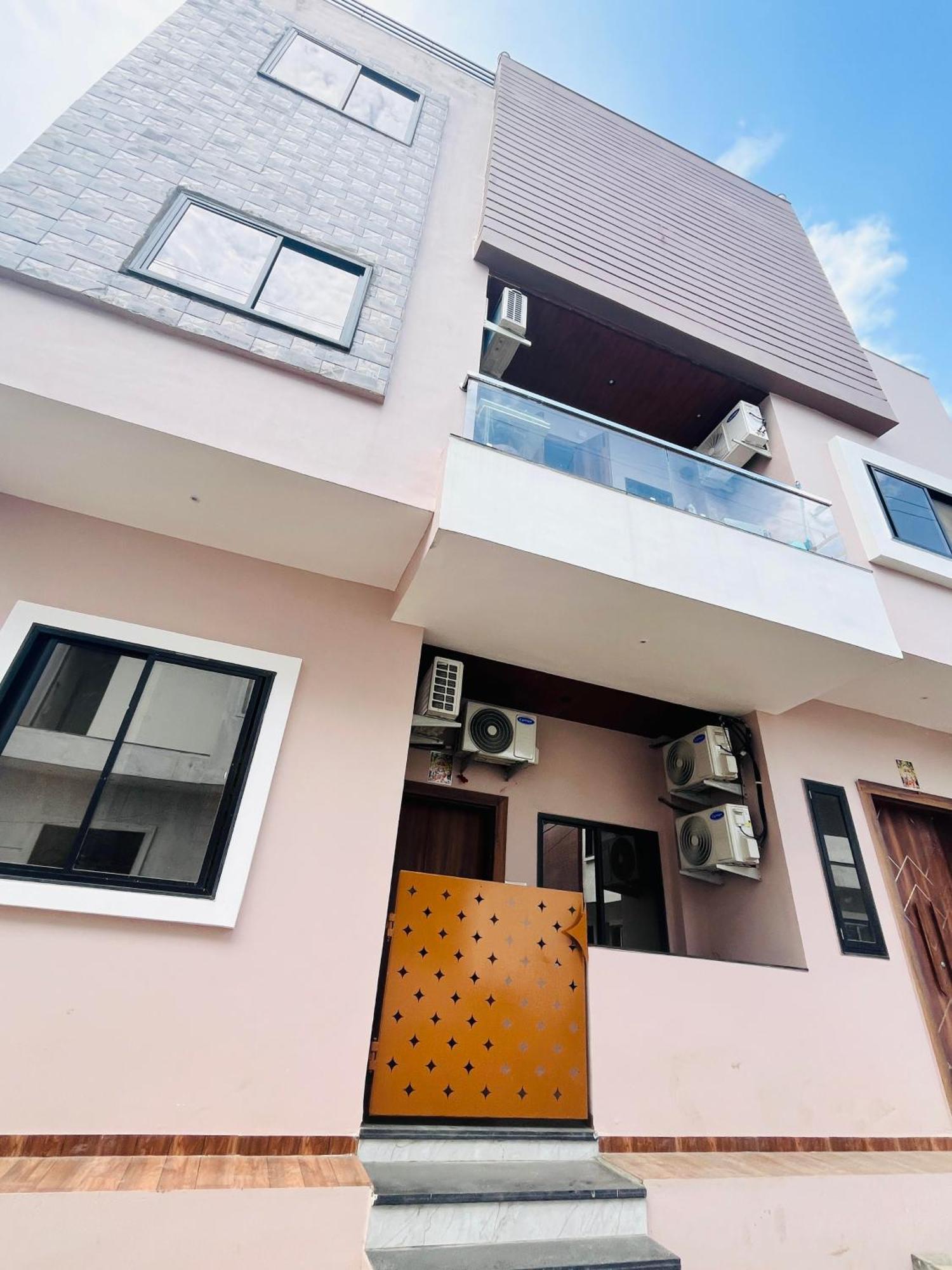 Shree Stay Inn Luxe' Holiday Home Ujjain Esterno foto