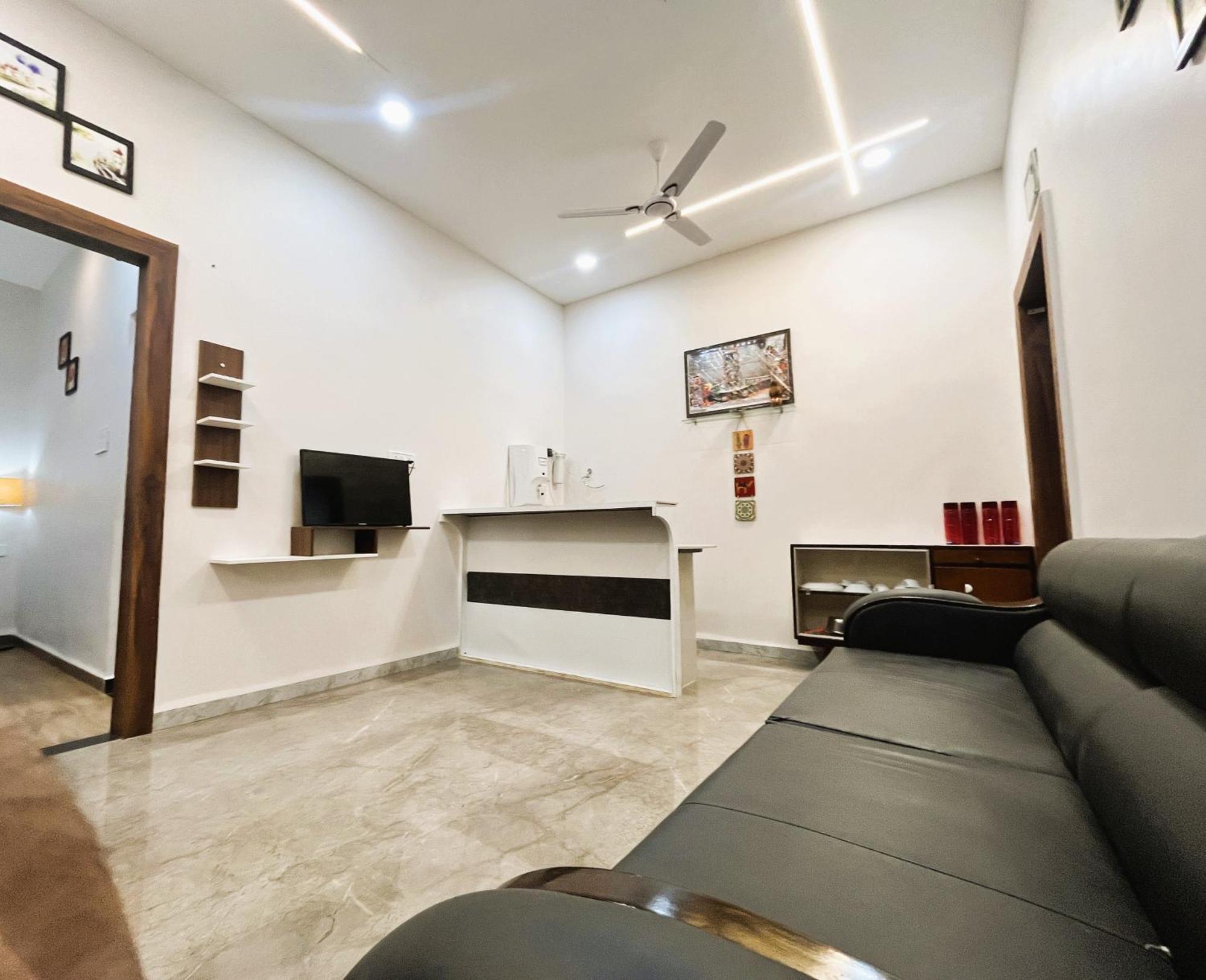 Shree Stay Inn Luxe' Holiday Home Ujjain Esterno foto